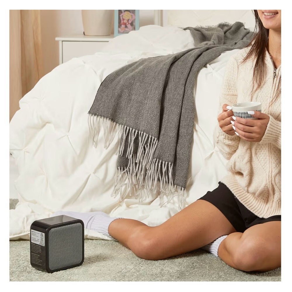 Amazon Essentials Black and Silver Portable Ceramic Space Heater (A122) - Picture 2 of 6